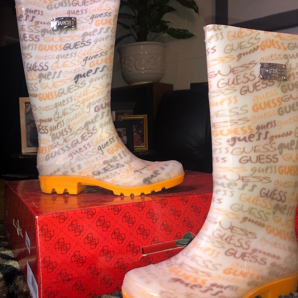 *Brand New* GUESS Gwinocen Rain Boots - Super cute